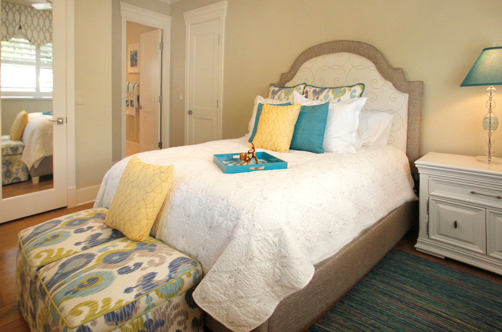 Foto de dormitorio principal tradicional renovado de tamaño medio sin chimenea con paredes beige, suelo de madera en tonos medios y suelo marrón