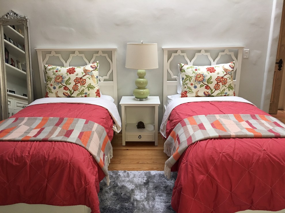 Идея дизайна: маленькая гостевая спальня (комната для гостей) в классическом стиле с белыми стенами, светлым паркетным полом и коричневым полом без камина для на участке и в саду