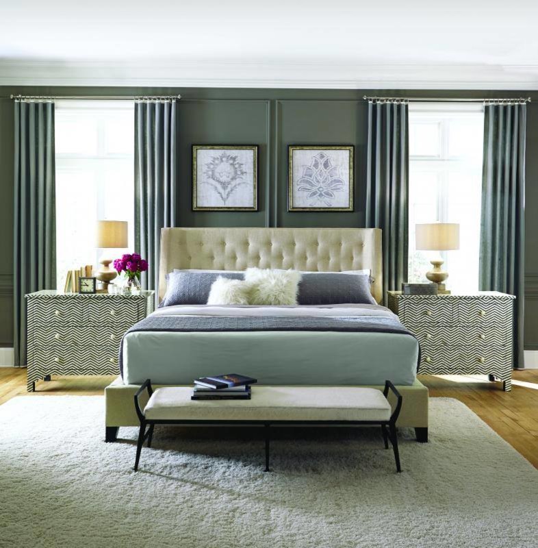 Imagen de dormitorio principal tradicional renovado grande sin chimenea con paredes grises, suelo de madera en tonos medios y suelo beige