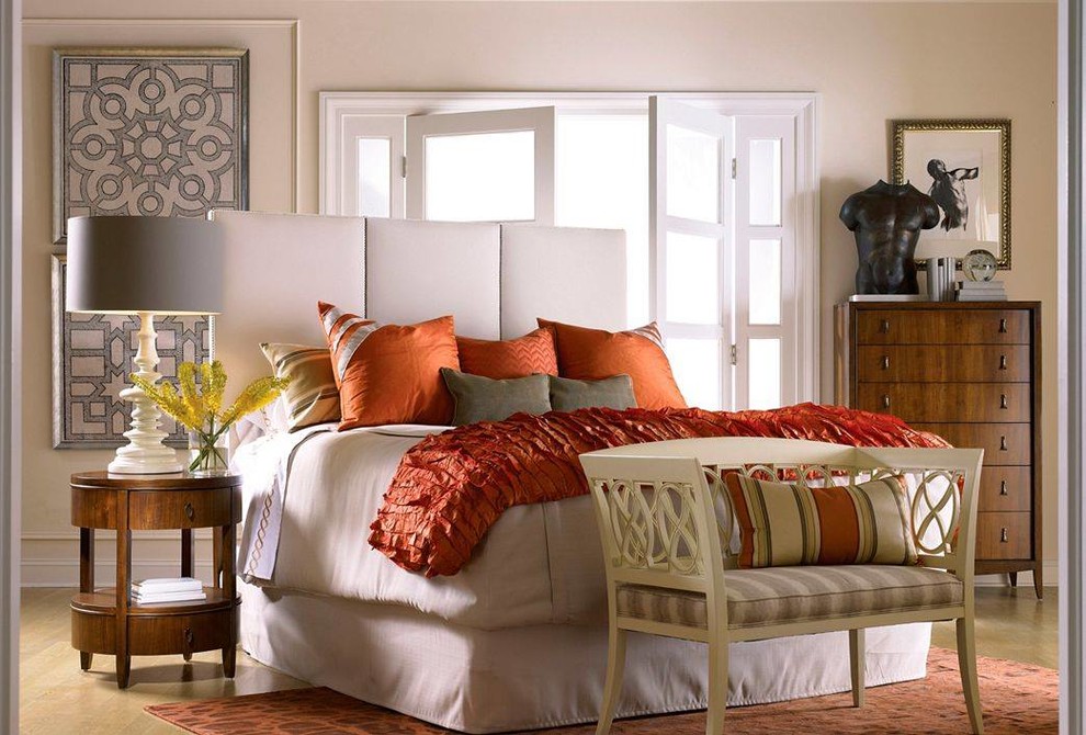 Modelo de dormitorio principal contemporáneo de tamaño medio sin chimenea con paredes beige, suelo de madera clara y suelo beige