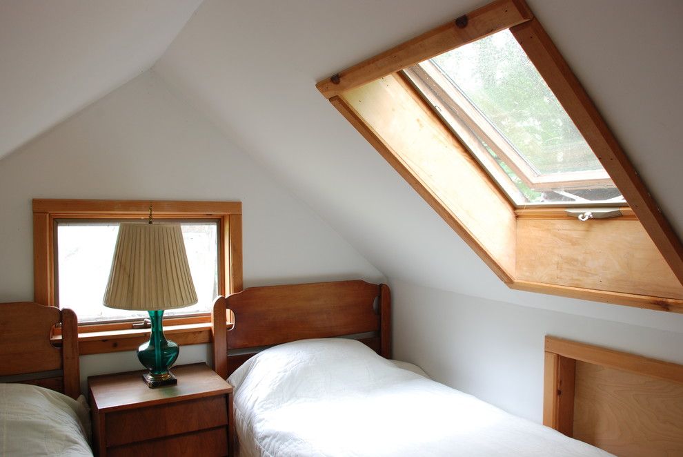 Ispirazione per una camera da letto stile loft eclettica con pareti bianche e parquet chiaro
