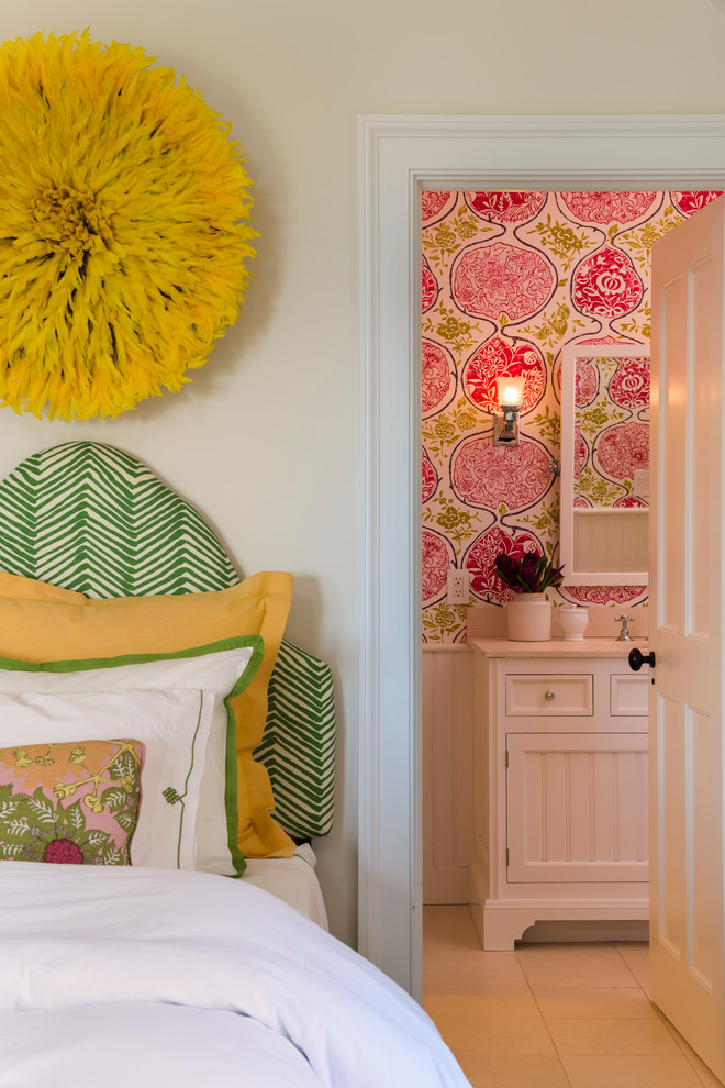 Ejemplo de dormitorio costero con paredes beige
