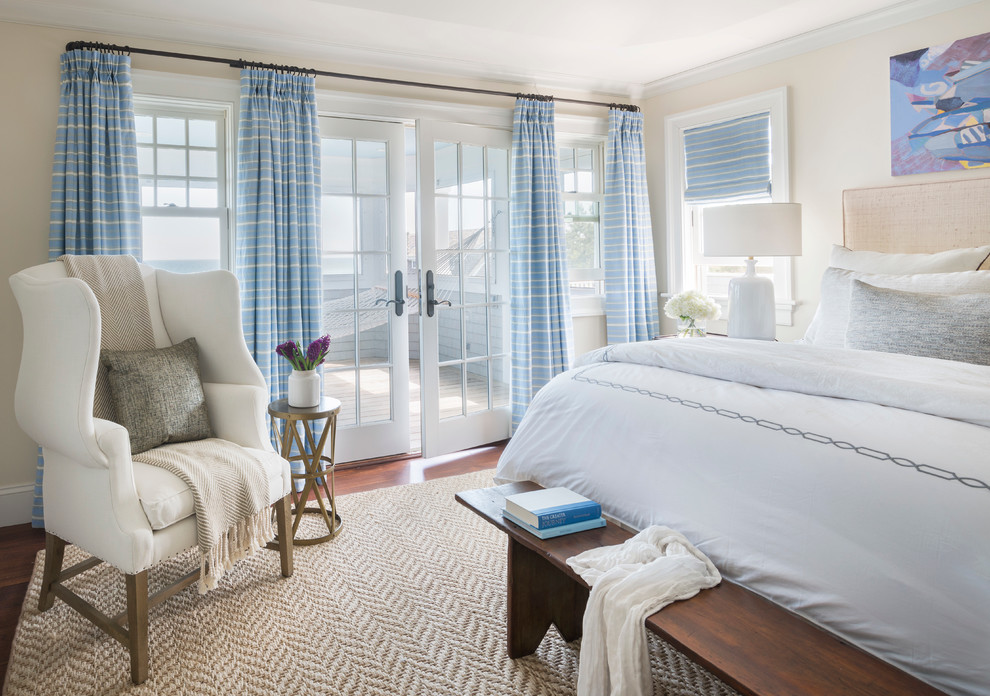 プロビデンスにあるビーチスタイルのおしゃれな寝室 (ベージュの壁、濃色無垢フローリング、青いカーテン) のインテリア