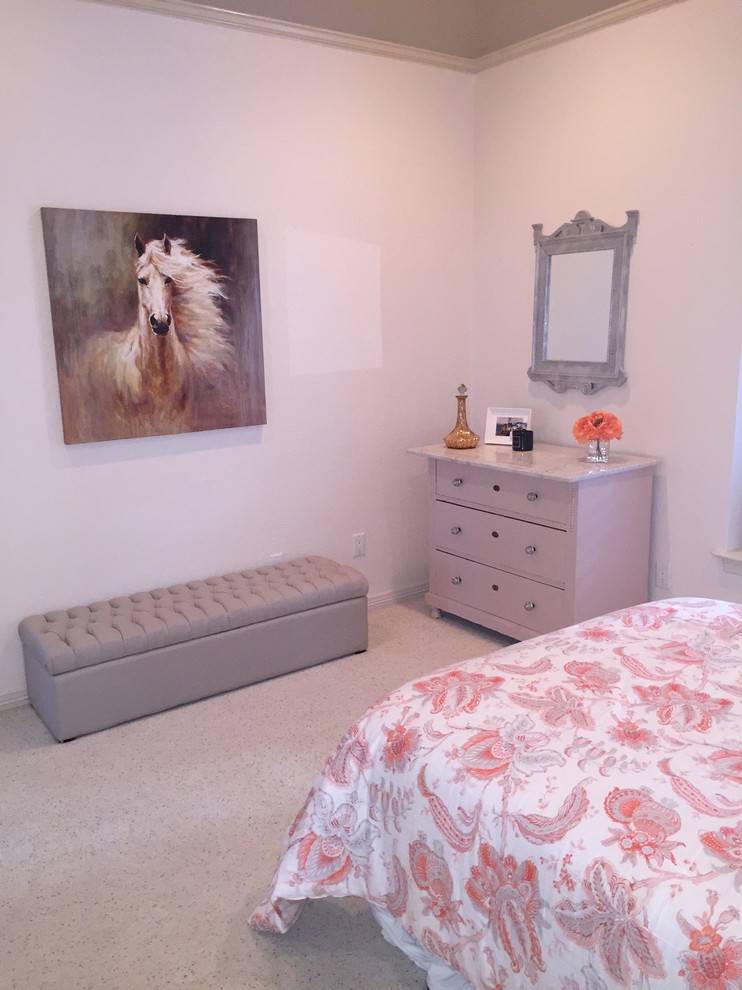 Exemple d'une chambre grise et rose romantique.