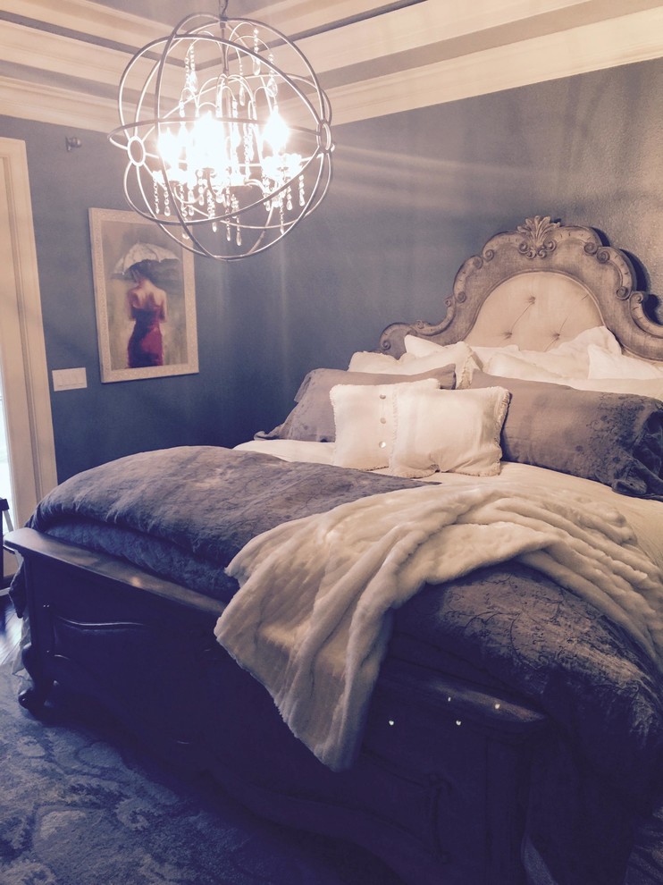 Mittelgroßes Shabby-Chic Hauptschlafzimmer ohne Kamin mit grauer Wandfarbe, braunem Holzboden und braunem Boden in Birmingham
