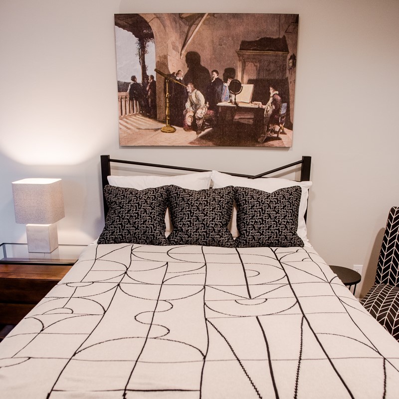 Ejemplo de habitación de invitados contemporánea pequeña con paredes grises, suelo de bambú y suelo marrón