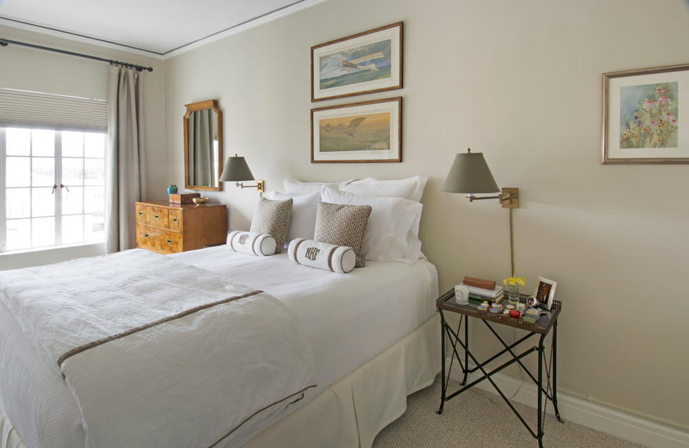 Aménagement d'une chambre avec moquette classique avec un mur beige.