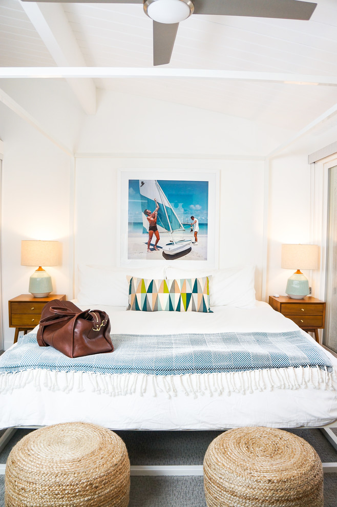 Retro Schlafzimmer mit weißer Wandfarbe, Teppichboden und grauem Boden in Sonstige