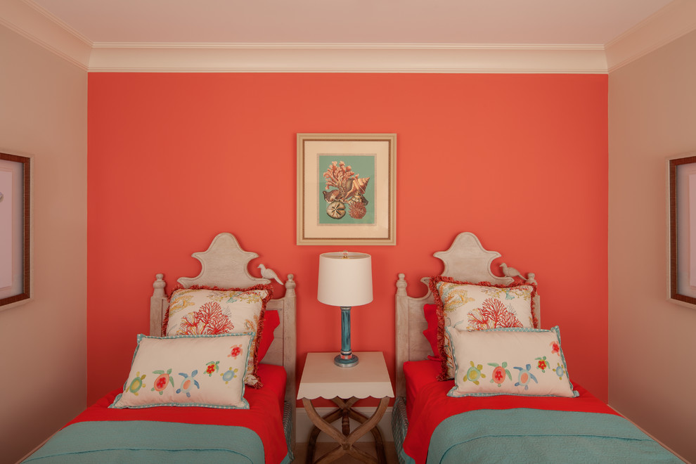Imagen de dormitorio costero de tamaño medio con paredes rosas