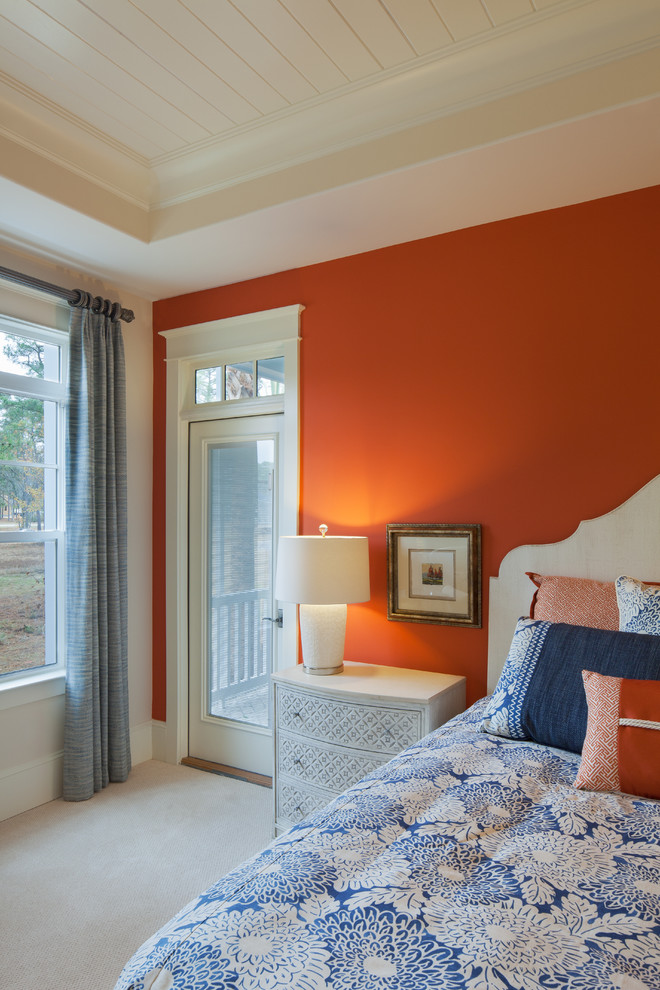 Inspiration för stora exotiska huvudsovrum, med orange väggar och heltäckningsmatta