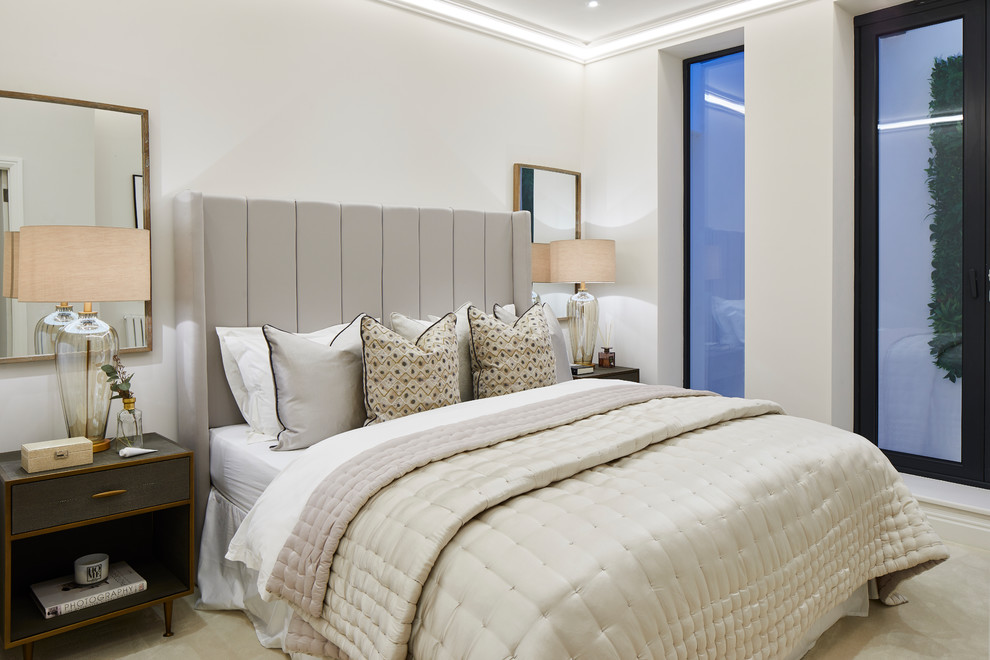 Cette photo montre une chambre avec moquette chic avec un mur blanc et un sol beige.