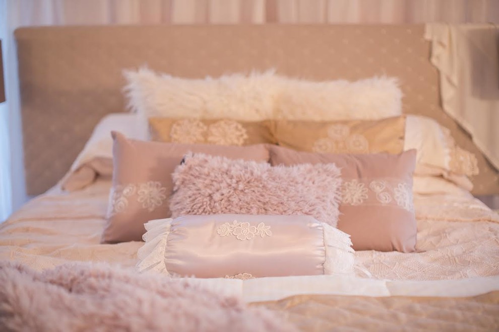 Источник вдохновения для домашнего уюта: хозяйская спальня среднего размера в стиле шебби-шик с ковровым покрытием, стандартным камином, розовыми стенами и фасадом камина из дерева