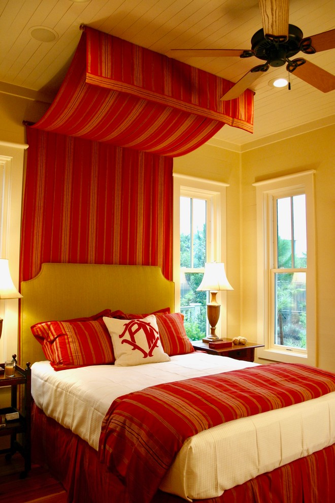 На фото: гостевая спальня среднего размера, (комната для гостей) в классическом стиле с белыми стенами, паркетным полом среднего тона и коричневым полом