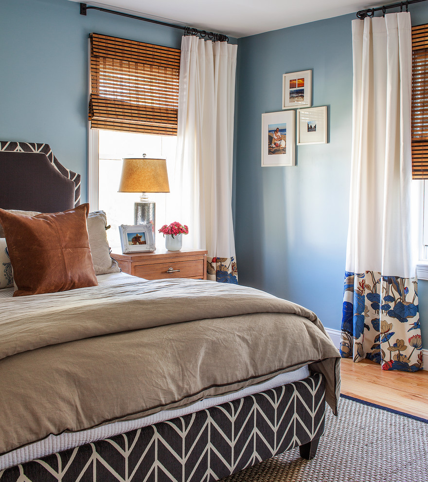 ボストンにあるトランジショナルスタイルのおしゃれな寝室 (青い壁、無垢フローリング、暖炉なし)