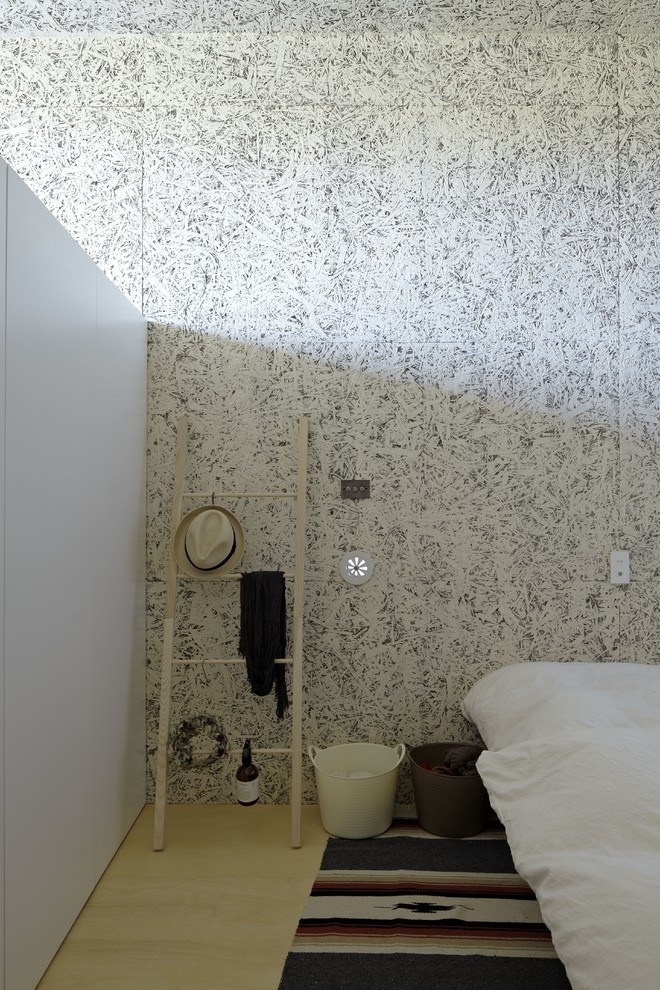 Пример оригинального дизайна: спальня в стиле модернизм с разноцветными стенами, светлым паркетным полом и акцентной стеной