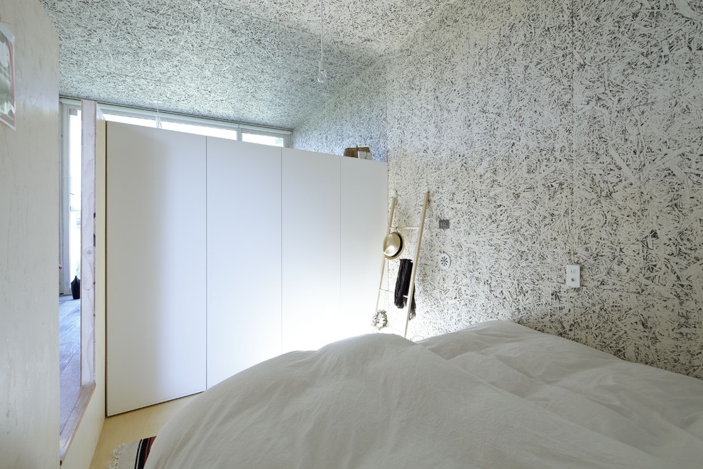 Photo of a contemporary bedroom in Yokohama with multi-coloured walls.