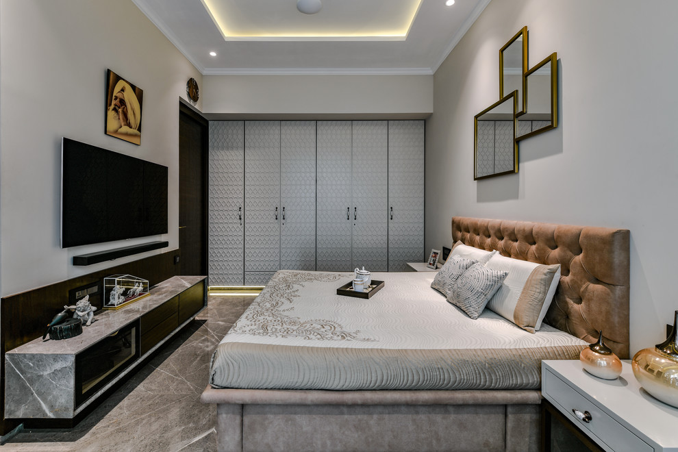 ムンバイにあるコンテンポラリースタイルのおしゃれな寝室 (白い壁、暖炉なし、グレーの床、グレーとブラウン) のレイアウト