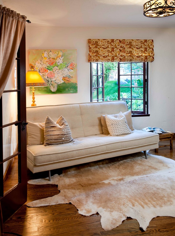 サンディエゴにある地中海スタイルのおしゃれな寝室 (白い壁、濃色無垢フローリング)