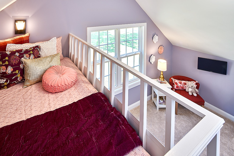 Идея дизайна: спальня среднего размера в классическом стиле с фиолетовыми стенами, ковровым покрытием и бежевым полом