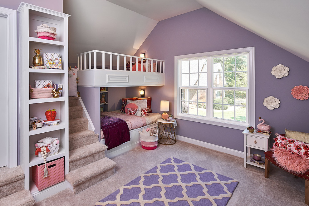 Источник вдохновения для домашнего уюта: детская среднего размера в классическом стиле с фиолетовыми стенами, ковровым покрытием и бежевым полом