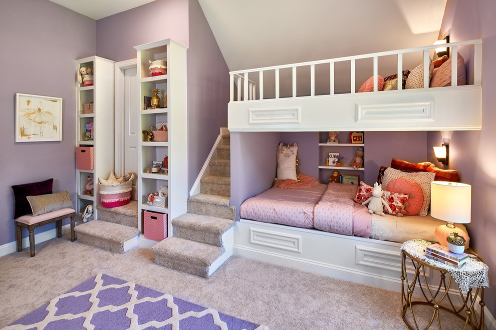 На фото: спальня среднего размера в классическом стиле с фиолетовыми стенами, ковровым покрытием и бежевым полом с