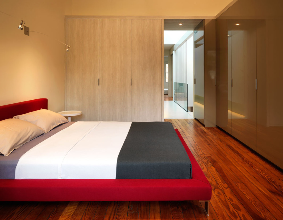 Inspiration för moderna sovrum, med beige väggar och mörkt trägolv