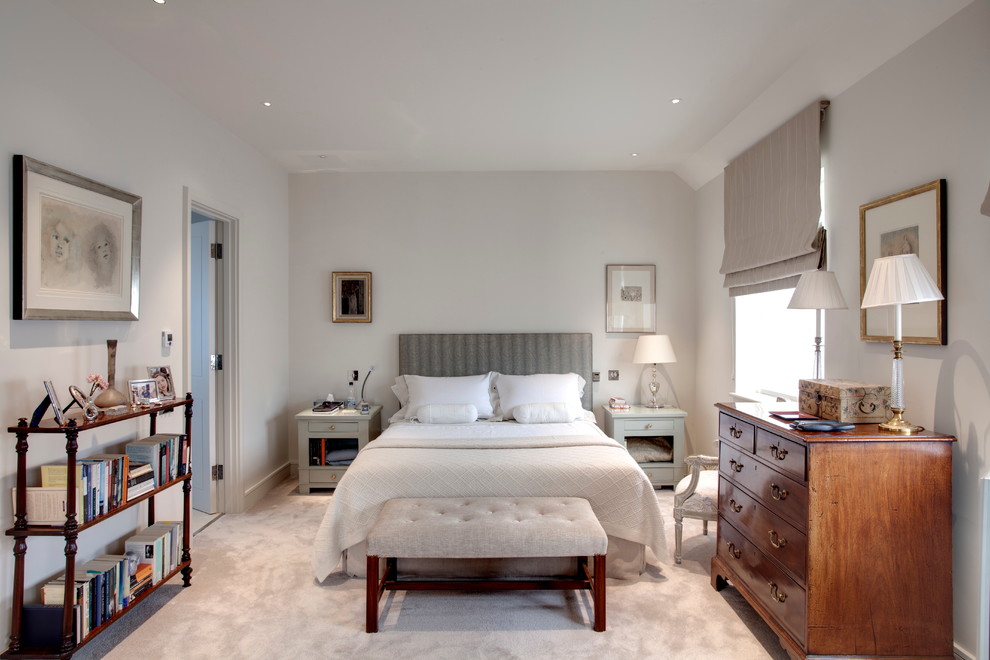 На фото: спальня в классическом стиле с серыми стенами и ковровым покрытием