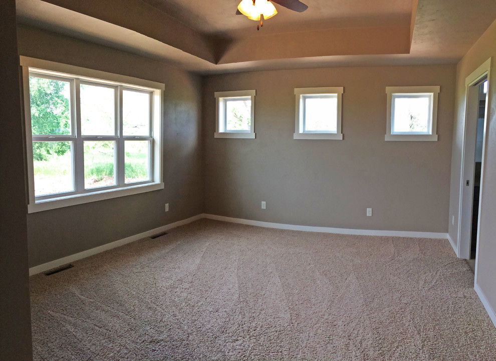 Mittelgroßes Rustikales Hauptschlafzimmer ohne Kamin mit beiger Wandfarbe und Teppichboden in Milwaukee