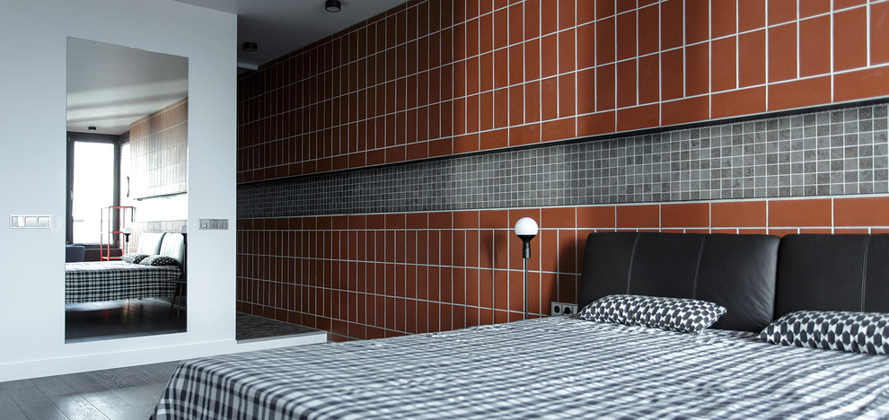 Idée de décoration pour une chambre urbaine de taille moyenne avec un mur gris, un sol en carrelage de porcelaine et un sol noir.