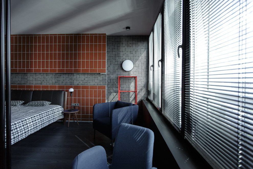 Inspiration för ett mellanstort industriellt sovrum, med grå väggar, klinkergolv i porslin och svart golv