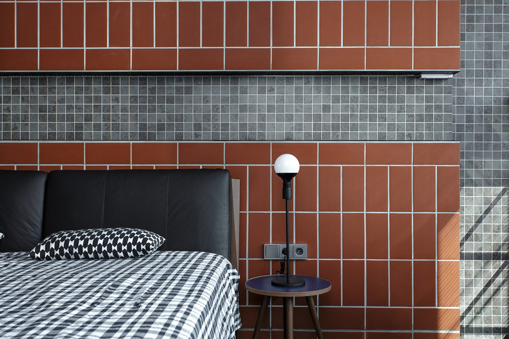 Источник вдохновения для домашнего уюта: спальня среднего размера в стиле лофт с серыми стенами, полом из керамогранита и черным полом