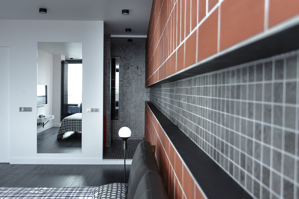Идея дизайна: спальня среднего размера в стиле лофт с серыми стенами, полом из керамогранита и черным полом