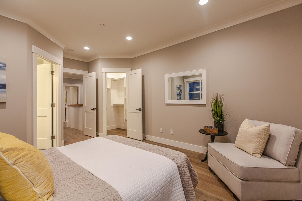 Mittelgroßes Landhaus Gästezimmer ohne Kamin mit beiger Wandfarbe, hellem Holzboden und beigem Boden in San Francisco
