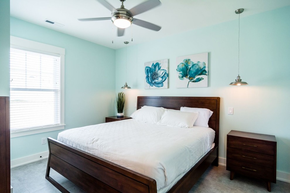 Kleines Maritimes Gästezimmer ohne Kamin mit blauer Wandfarbe, Vinylboden und braunem Boden in Sonstige