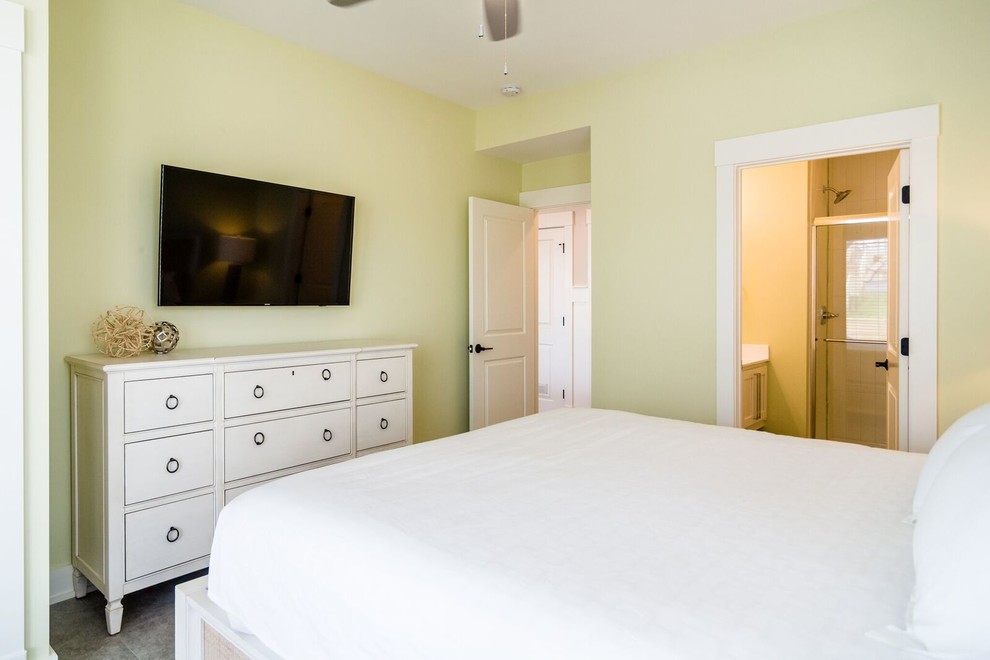 Imagen de habitación de invitados marinera pequeña sin chimenea con paredes verdes, suelo vinílico y suelo marrón