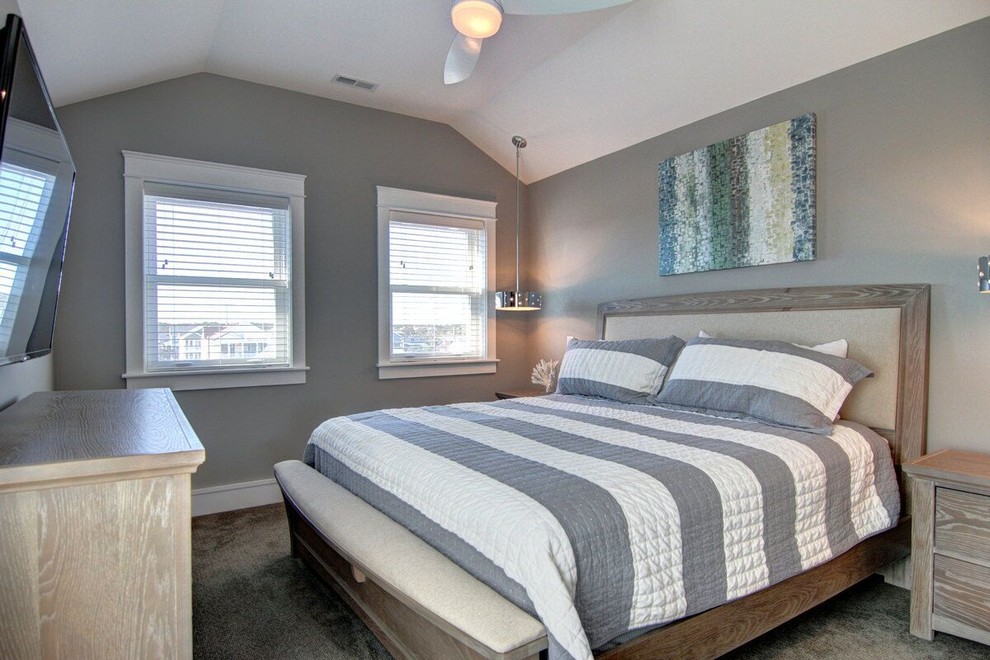 Стильный дизайн: гостевая спальня среднего размера, (комната для гостей) в стиле неоклассика (современная классика) с серыми стенами и ковровым покрытием без камина - последний тренд