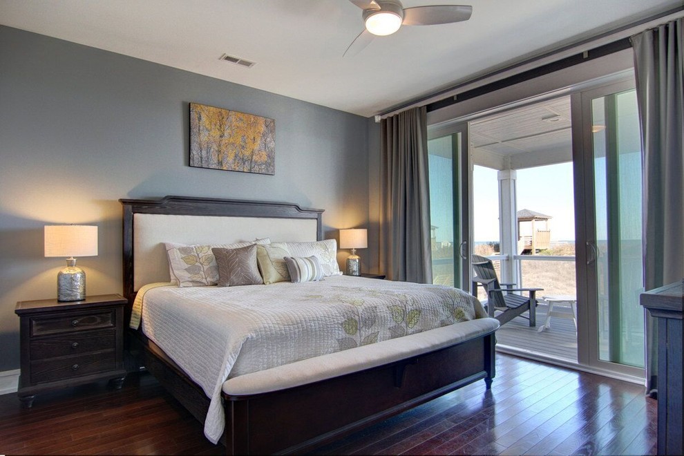 Свежая идея для дизайна: гостевая спальня среднего размера, (комната для гостей) в стиле неоклассика (современная классика) с серыми стенами и ковровым покрытием без камина - отличное фото интерьера