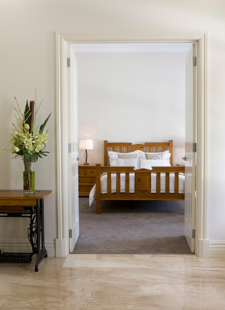 Пример оригинального дизайна: спальня в стиле неоклассика (современная классика) с белыми стенами и ковровым покрытием