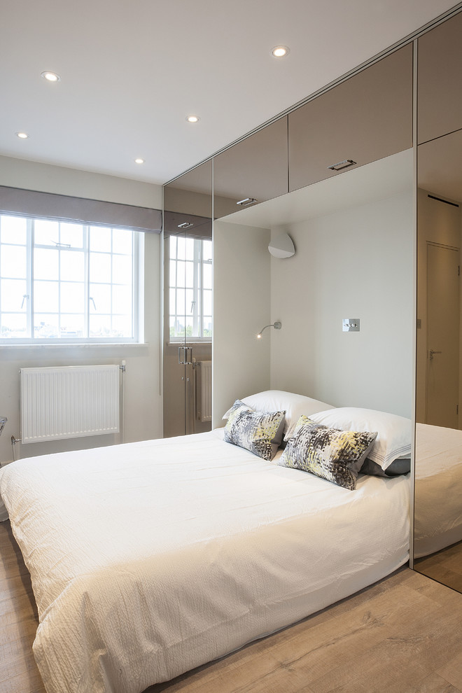 Ejemplo de dormitorio actual pequeño con paredes beige, suelo vinílico y suelo beige