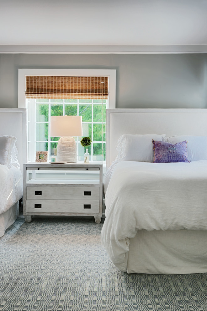 Пример оригинального дизайна: гостевая спальня (комната для гостей) в морском стиле с серыми стенами, ковровым покрытием и серым полом