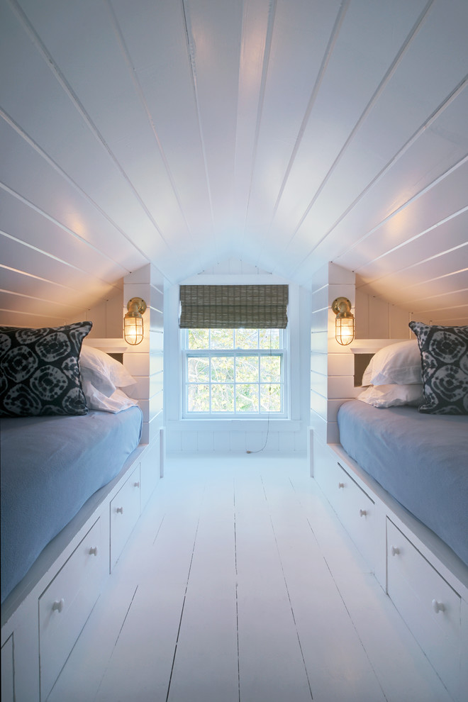 Пример оригинального дизайна: маленькая гостевая спальня (комната для гостей) в морском стиле с белыми стенами и деревянным полом без камина для на участке и в саду