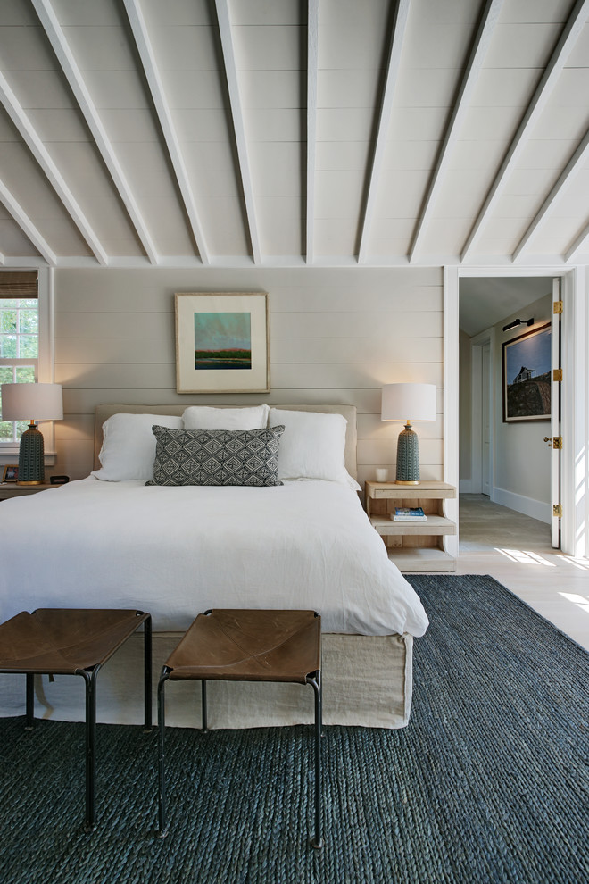 ロサンゼルスにある小さなトランジショナルスタイルのおしゃれな客用寝室 (ベージュの壁、暖炉なし、塗装フローリング) のレイアウト