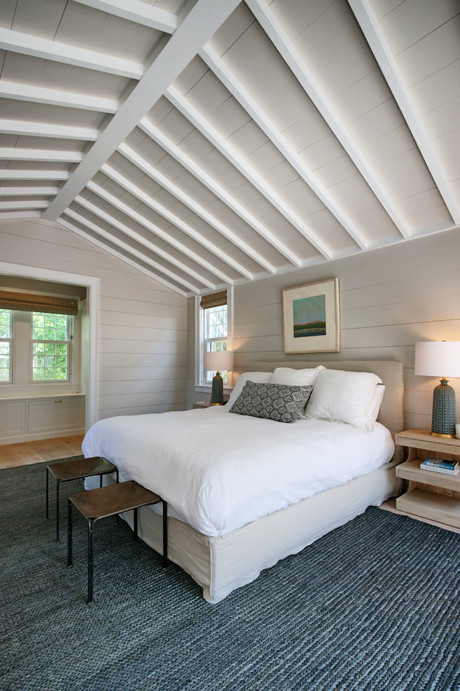 Свежая идея для дизайна: маленькая гостевая спальня (комната для гостей) в стиле неоклассика (современная классика) с белыми стенами и деревянным полом без камина для на участке и в саду - отличное фото интерьера