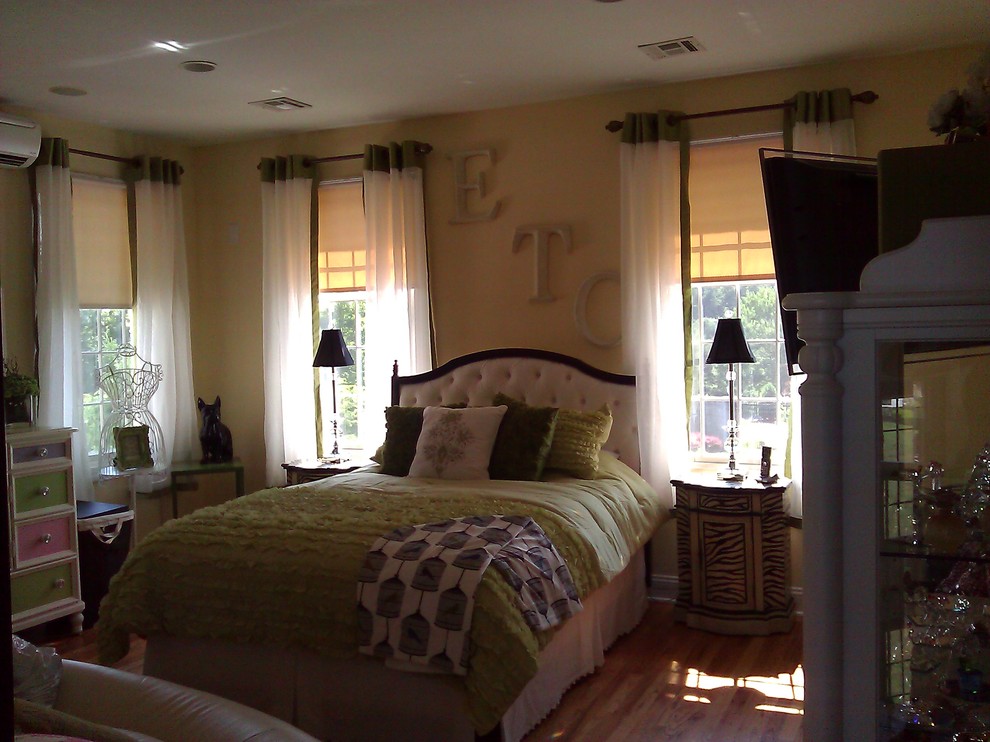 На фото: гостевая спальня среднего размера, (комната для гостей) в стиле шебби-шик с желтыми стенами и светлым паркетным полом с