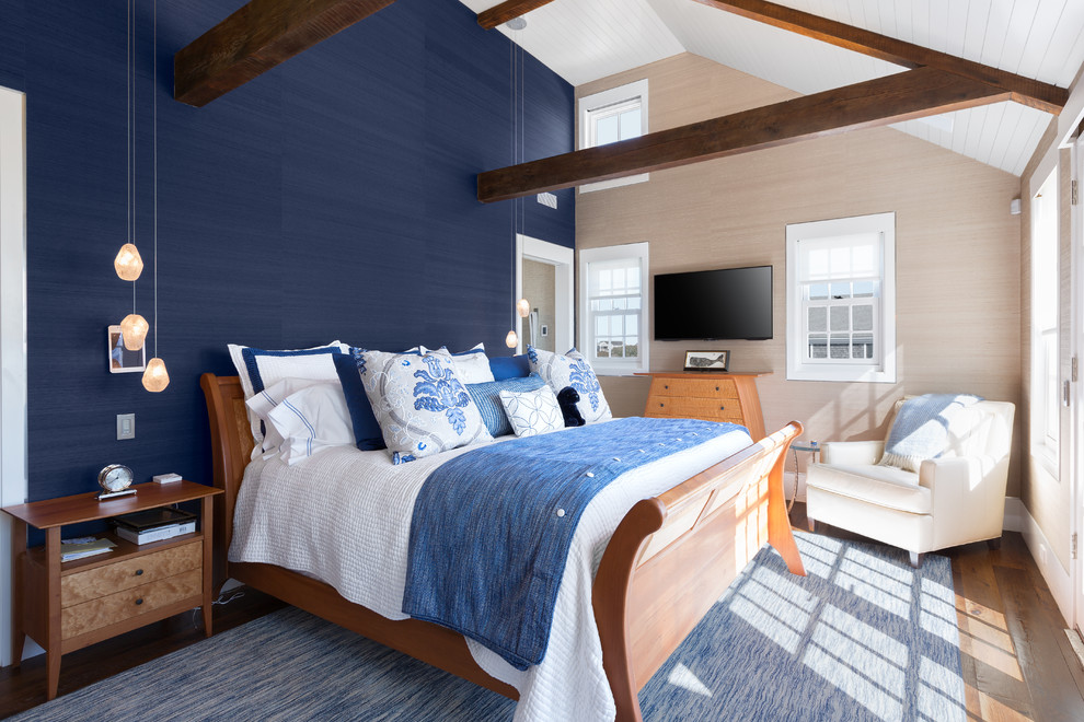 Стильный дизайн: спальня в морском стиле с синими стенами и телевизором без камина - последний тренд