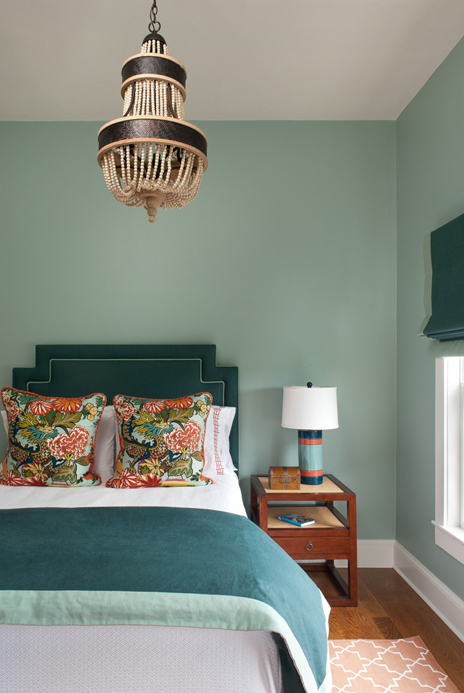 Foto de dormitorio costero con paredes azules y suelo de madera oscura