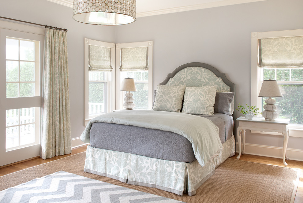 Maritimes Schlafzimmer mit lila Wandfarbe und braunem Holzboden in Boston