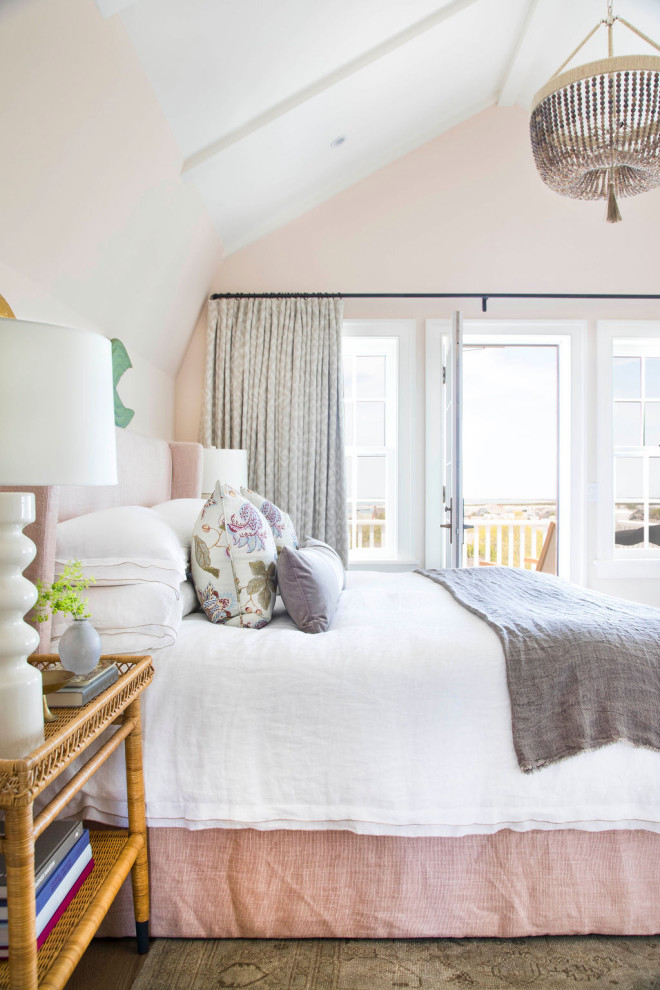 Ispirazione per una camera da letto stile marino con pareti rosa, pavimento in legno massello medio e pavimento marrone