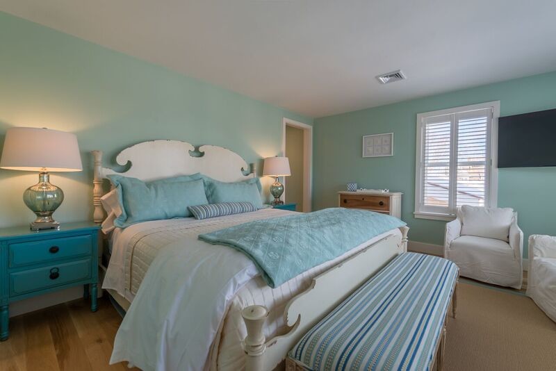 Immagine di una camera degli ospiti stile marino di medie dimensioni con pareti blu, parquet chiaro e nessun camino