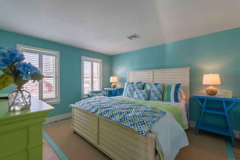 ボルチモアにある中くらいなビーチスタイルのおしゃれな客用寝室 (青い壁、淡色無垢フローリング) のインテリア